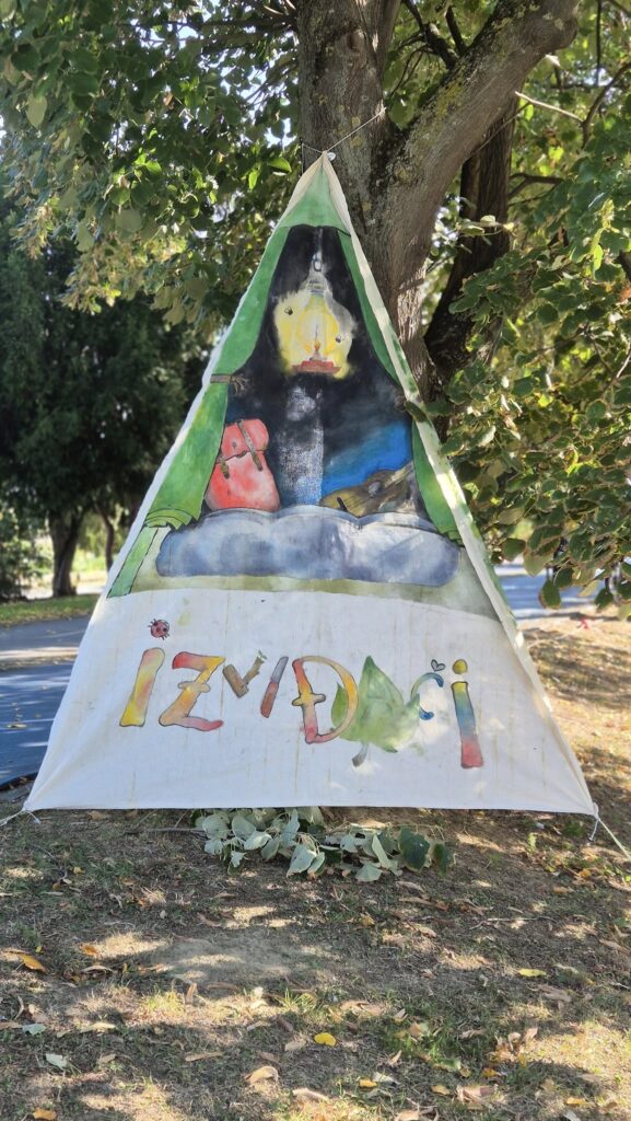 Izviđačko jedro na zemlji bez granica.