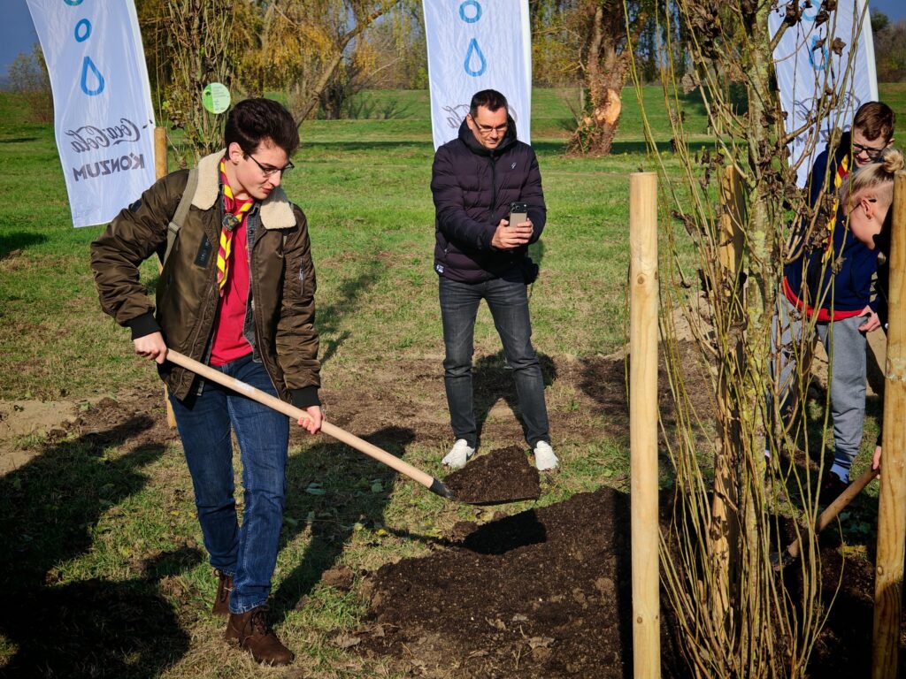 Izviđači u sadnji jablana na završnici nacionalne eko akcije "Od izvora do mora."