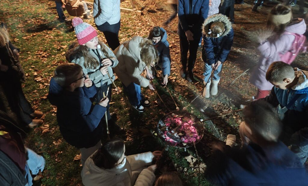 Djeca peku marshmallowse na Božićnom sajmu u OŠ Grigor Vitez