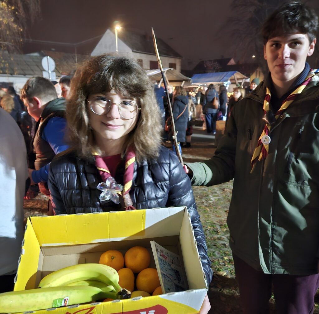 Podjela voća na Božićnom sajmu u OŠ Grigor Vitez