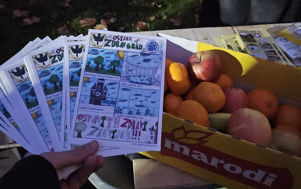 Voće i razglednice na Božićnom sajmu u OŠ Grigor Vitez