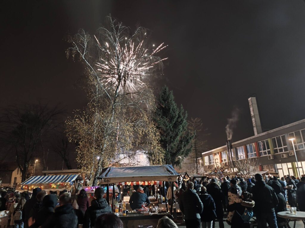 Vatromet na završetku Božićnog sajma u OŠ Grigor Vitez