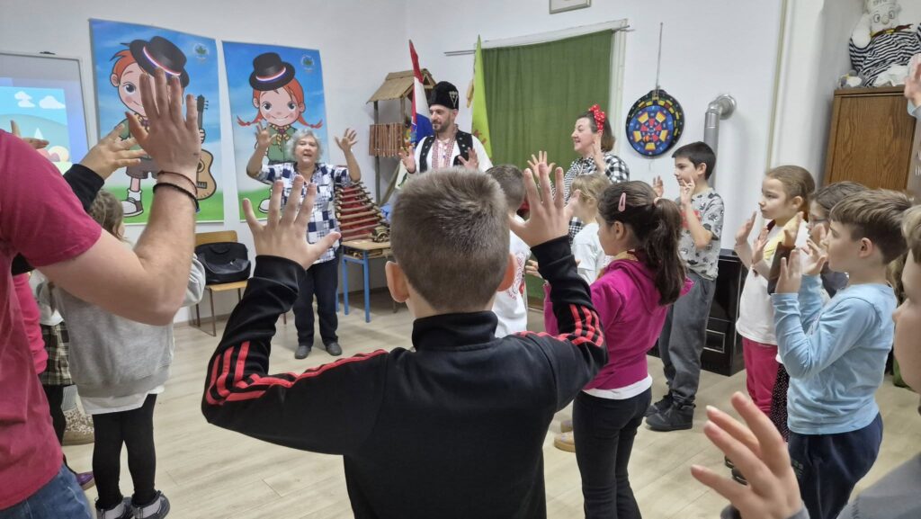 DJECA PLEŠU NA MAKEDONSKU PJESMU