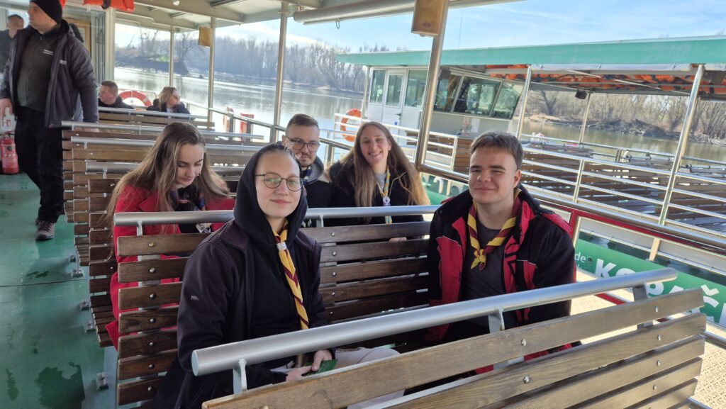 iZVIĐAČI NA BRODU U PP KOPAČKI RIT