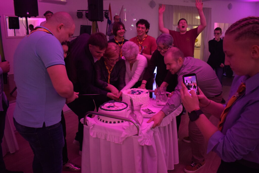 REZANJE TORTI NA SVEČANOJ AKADEMIJI POVODOM 25 GODINA JAVORA