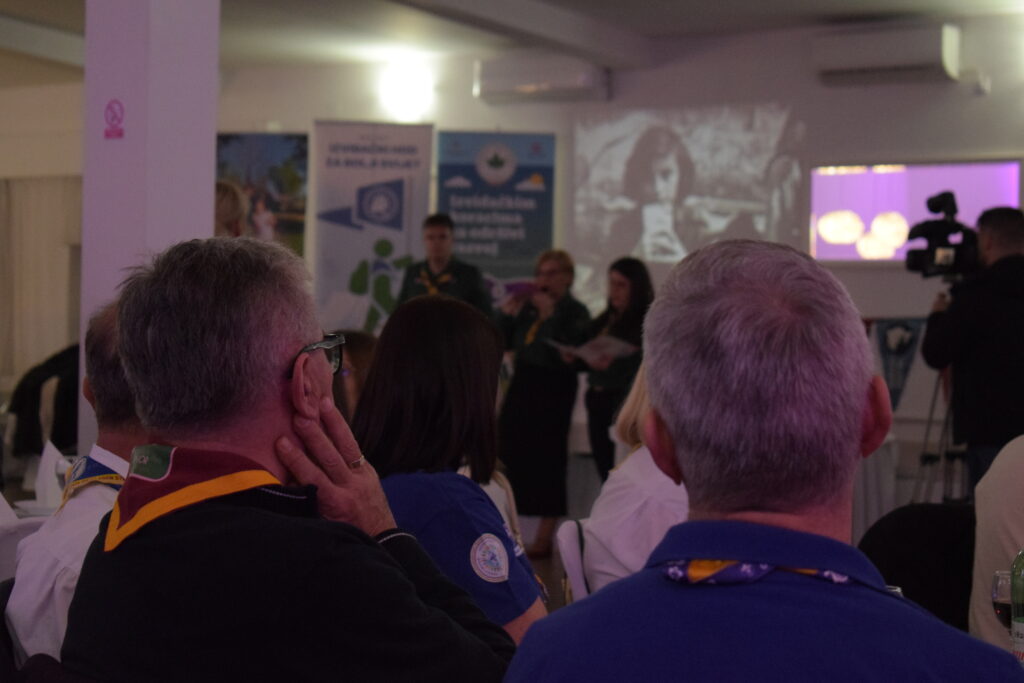 IZVIĐAČI SJEDE U SALI