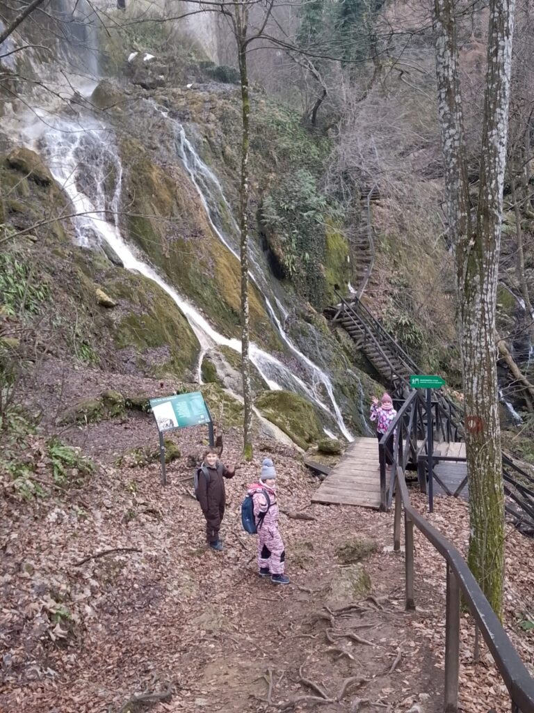 izviđači pred slapom